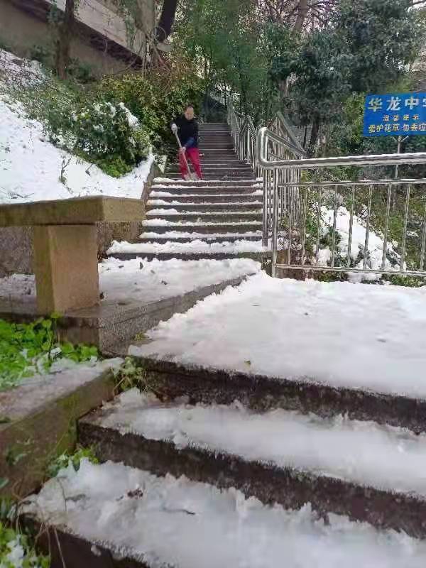 情滿華龍，掃雪除冰暖人心